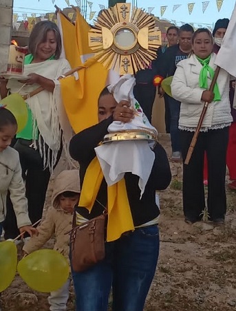 mujer con rosario